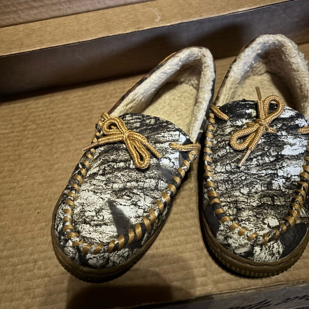 Justin Boots brand camo Cozy sherpa Lined Moccasins size 3/4